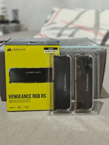 32 GIGAS MEMORIA CORSAIR VENGEANCE RGB RS 3600