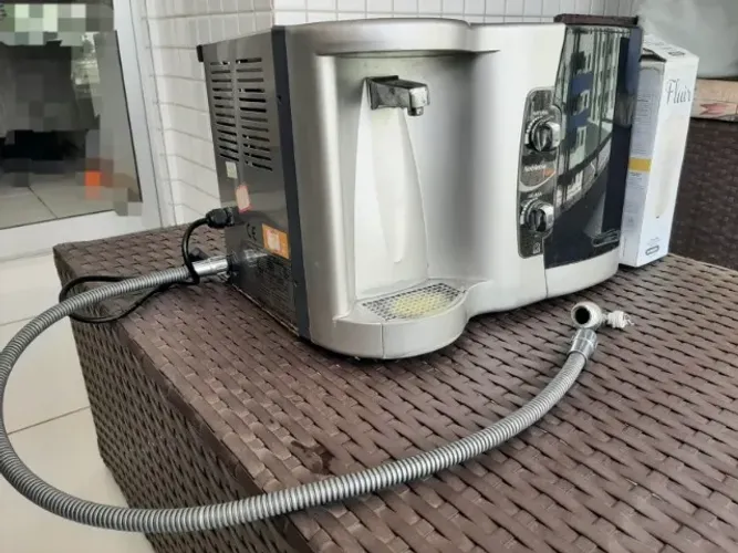 Purificador de água, COM DEFEITO (VAZAMENTO), marca Europa, em inox, usado, em bom estado