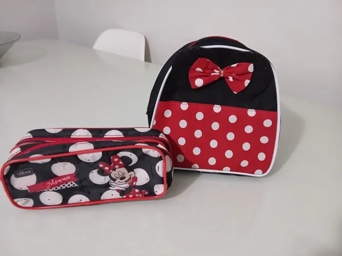 Vendo esse kit infantil menina bolsinha tam P e estojo ...usado em boas condições 