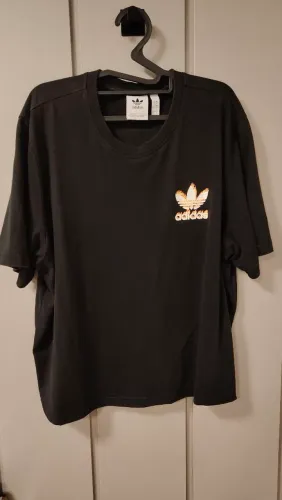 camiseta adidas graphic trefoil fire