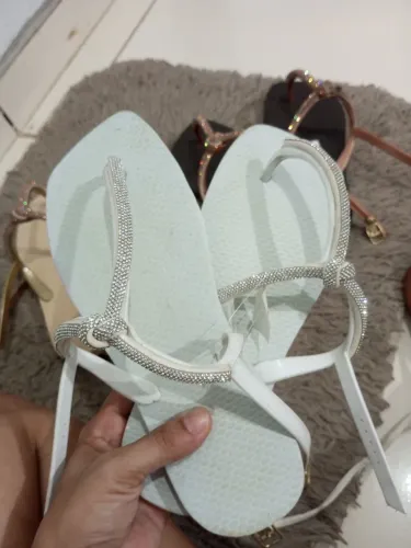 Lindas chinelas , de várias cores . Na promoção 