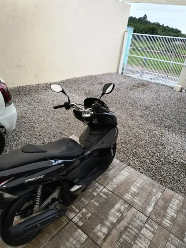 Vende-se moto Pcx 150 cilindrada, ano 2015, preta