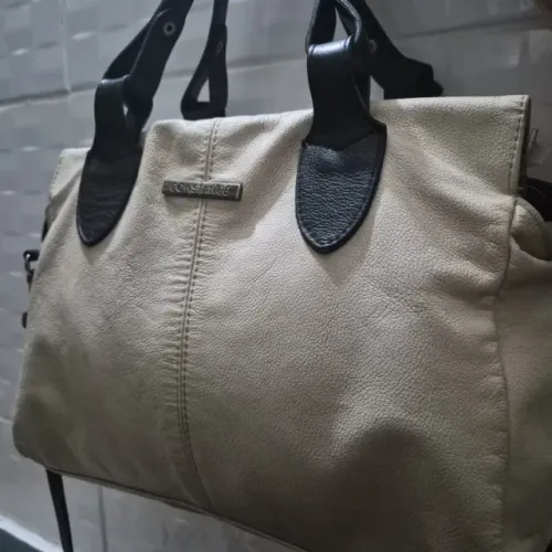 Bolsa grande CONSTANCE em COURO LEGÍTIMO na cor off white com detalhes em preto.