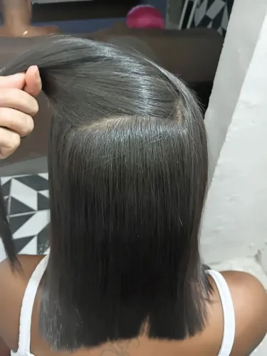 Faço serviços de alisamentos de cabelos