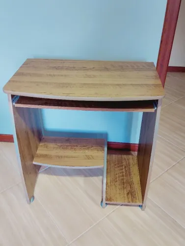 Mesinha de computador usada