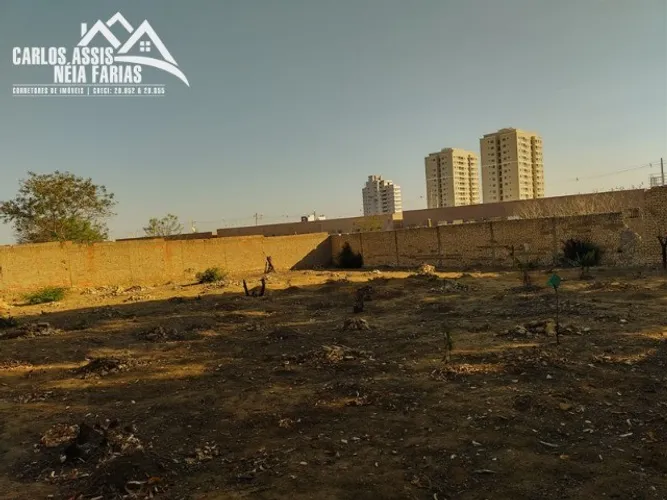 Terreno murado no Bairro Candeias em Vitória da Conquista