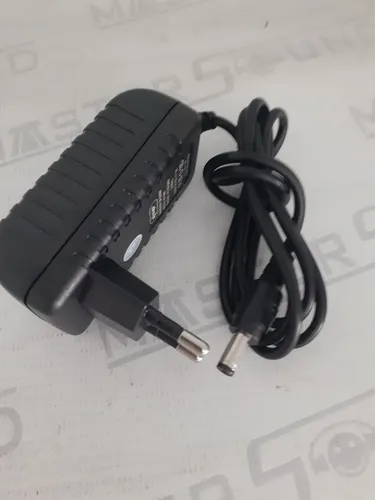 Fonte de alimentação. 12 volts. 2 amperes. Com puno p4. Nova.