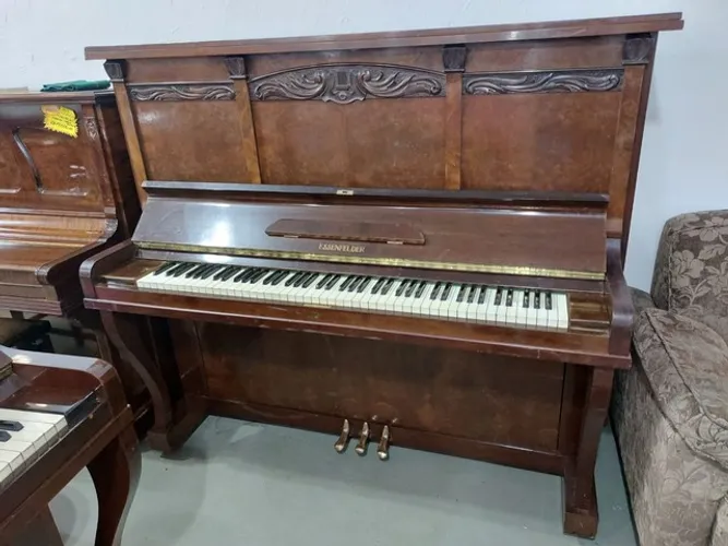 Piano Essenfelder modelos verticais