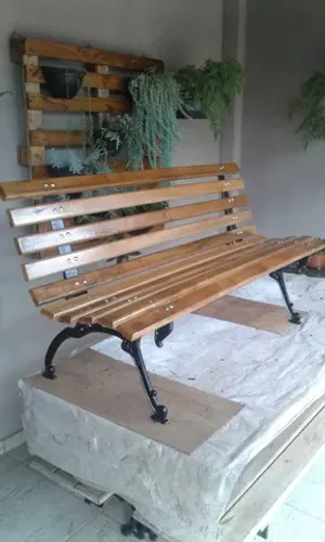 Banco com pés de ferro fundido modelo Tamanduá com 10 réguas de madeira canelão com 1.50 m