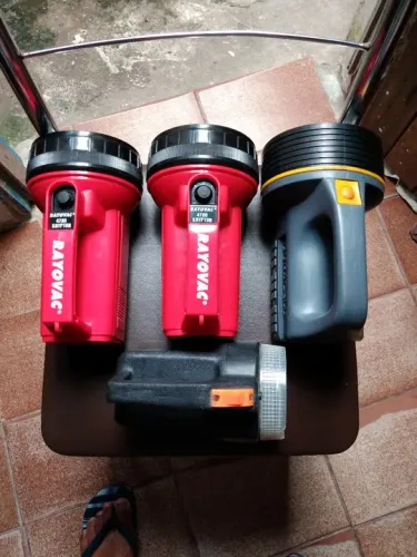 Três lanternas rayovac de tamanho grande e uma outra pequena