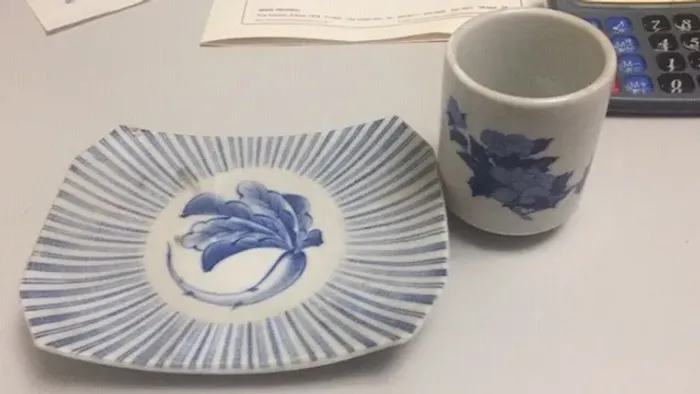 copo e pires de cerâmica azul e branco