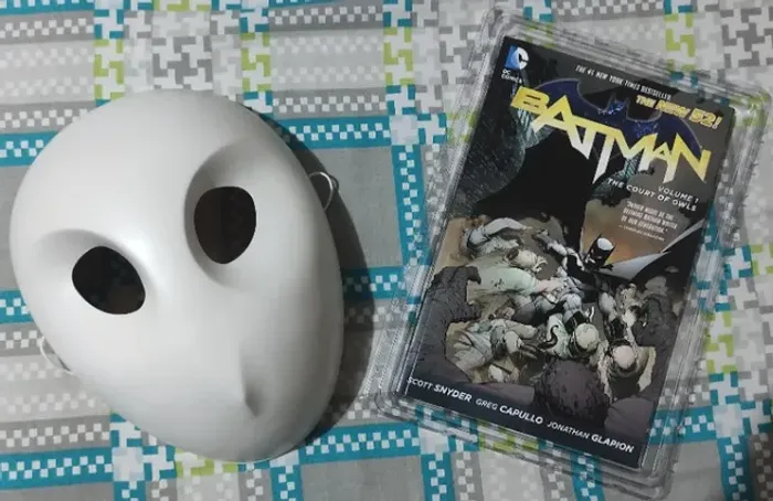 Batman: The Court of Owls Mask and Book Set (The New 52) (Importado)