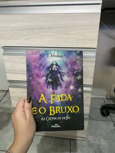 Livro A Fada e o Bruxo - As Crônicas de Ivi