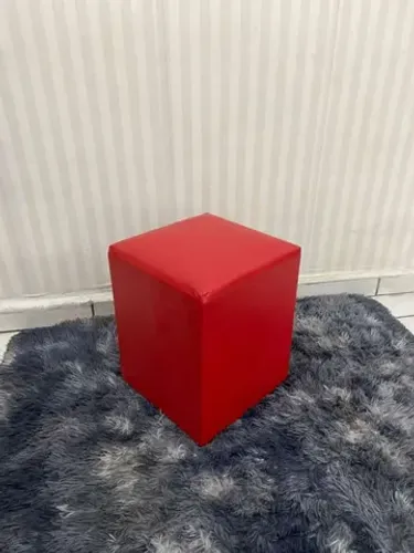 Puff vermelho em Courino para casa ou loja 