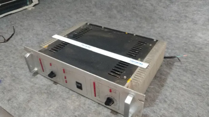 Amplificador profissional 500w rms Reais. Marca Ross com defeito nos canais.