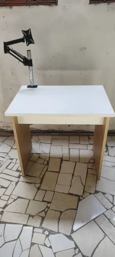 Mesa branca de escritório com suporte monitor
