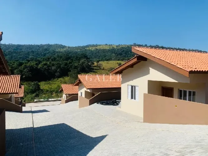Casa em Condomínio à Venda em Atibaia-SP - 2 Suítes, 2 Salas, 3 Banheiros, 2 Vagas, 74m² -