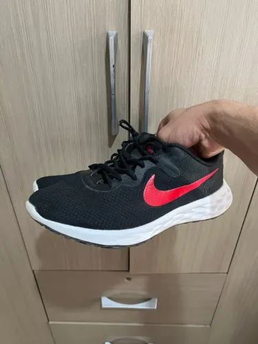Tênis Nike revolution.