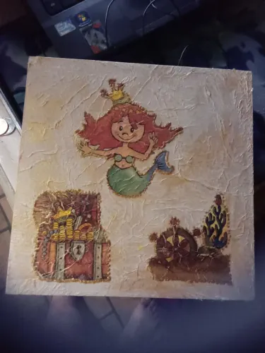 Antigo porta joias grande de madeira com design de uma sereia em alto relevo