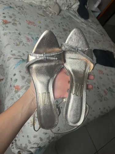 Sandália dourada UZA SHOES