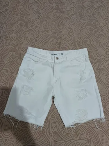 Bermuda branca slim destroyed, marca pool. Ótimo custo benefício. 