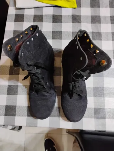 Botas pretas com detalhes