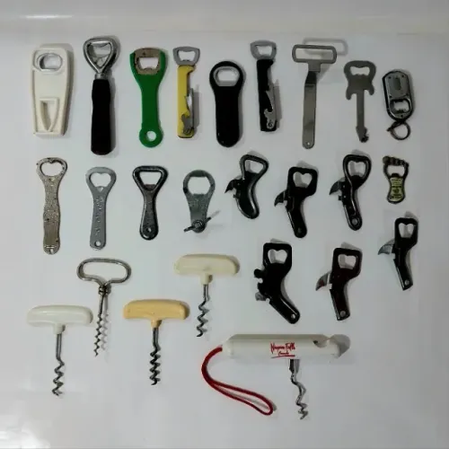 Coleção com 25 Abridores e Saca Rolhas modelos diversos, varias marcas, e modelos
