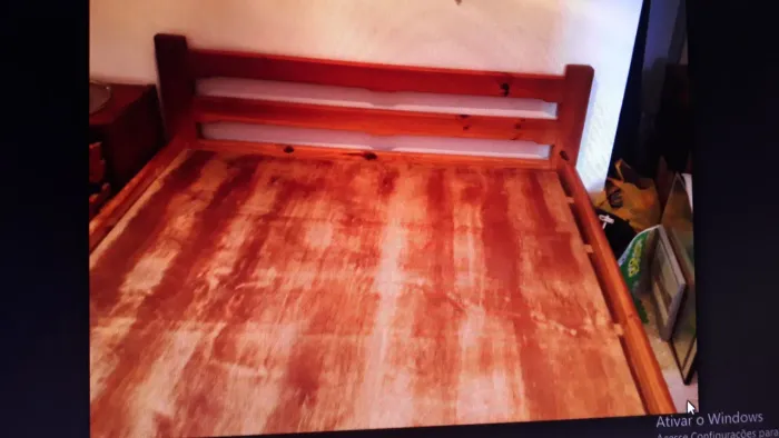 Cama de madeira maciça de casal na Praia Grande