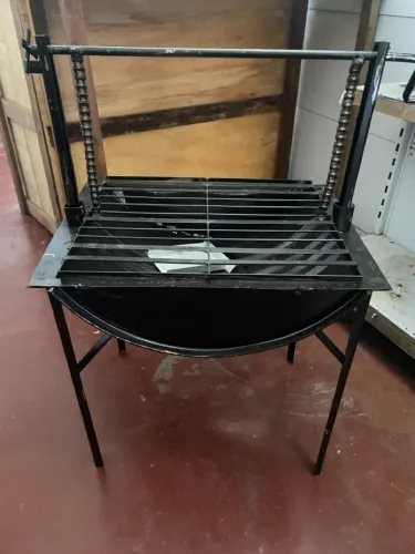 Churrasqueira Portátil com Grelha Ajustável