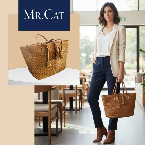 BOLSA DE OMBRO MR. CAT TRESSE MOSTARDA COM DETALHES DOURADOS
