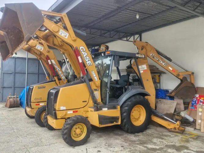 Retroescavadeira Case 580N 2013