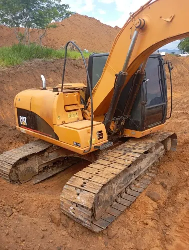 ESCAVADEIRA HIDRÁULICA CAT 