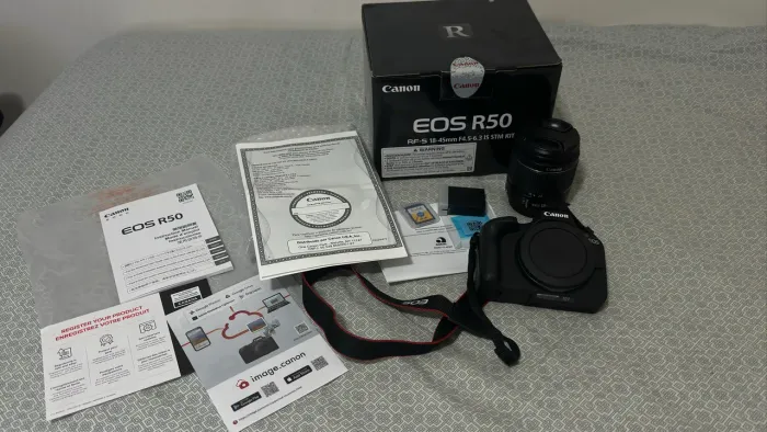 Câmera Cânon R50 Mirrorless + Lente