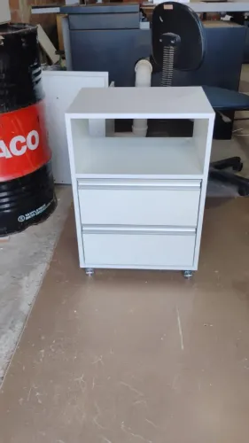 Mesa de cabeceira branca com gavetas