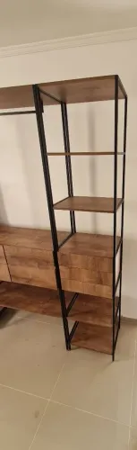 Módulo de guarda roupa, estilo industrial, medindo 45×210x36cm, com três gavetas.