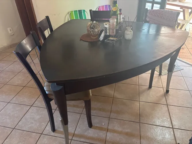 Mesa de jantar feita de madeira 