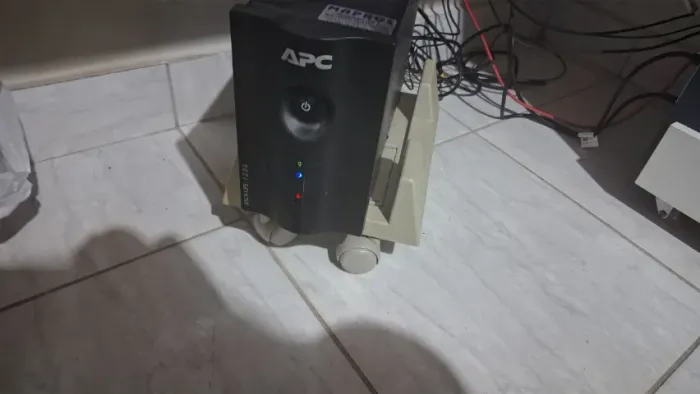 Vendo Nobreak APC 1200va 8 tomadas com pequeno defeito