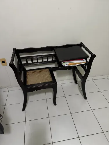 Mesa para diversas coisas inclusive como decoração 