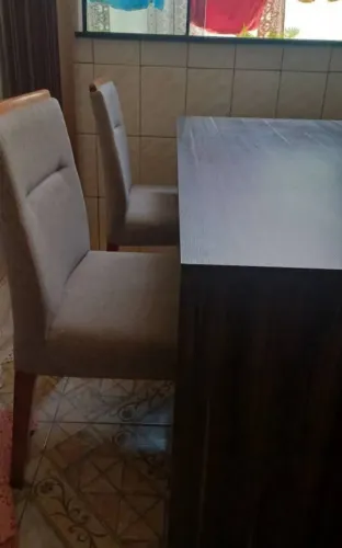 Mesa com 4 cadeiras 