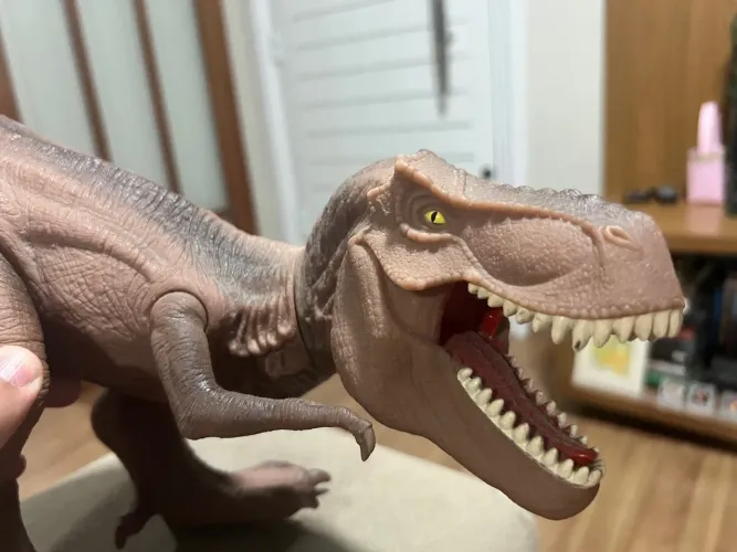 Boneco Dinossauro muito bonito emite som