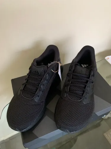 Tênis Adidas tamanho 35.
