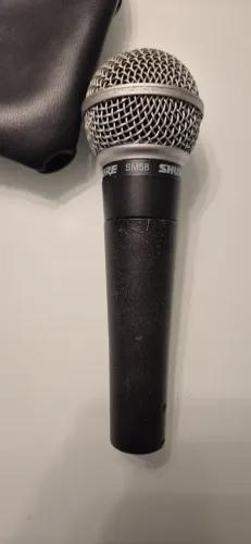 Microfone profissional SHURE SM58-LC, com cabo Santo Ângelo Ninja e pedestal