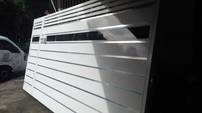 Portão de Alumínio Branco com Design Moderno