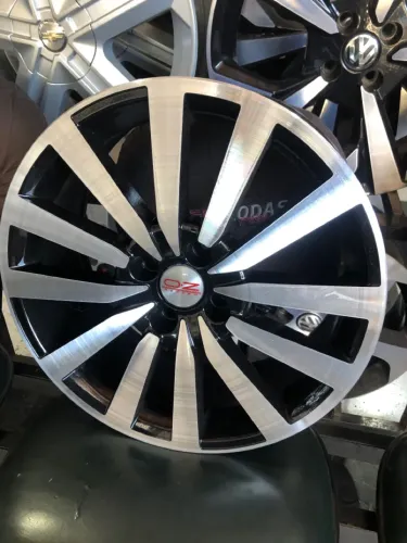 Rodas de liga leve aro 17 esportivas semi-novas