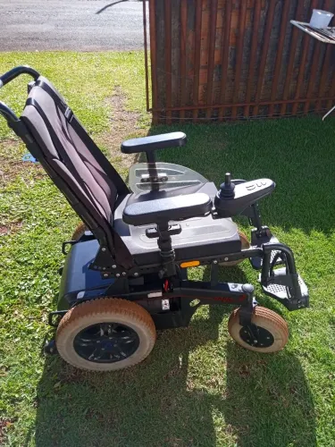 Vendo uma cadeira de rodas eletrica funcionando mas presiza reparo em uma das baterias