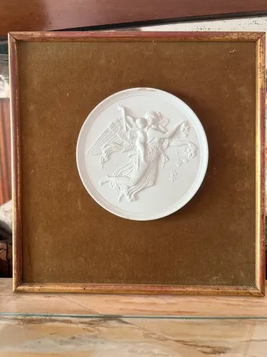 Placa decorativa antiga com moldura dourada