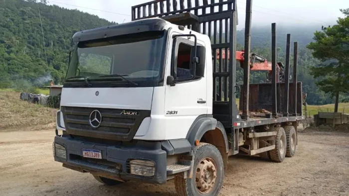 Caminhão Mercedes Axor 2831 6x4