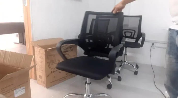 Cadeira de escritório giratoria preta