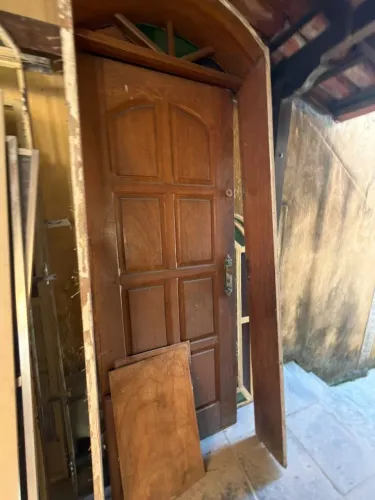 Porta de madeira macisa com o marco e tetra chave