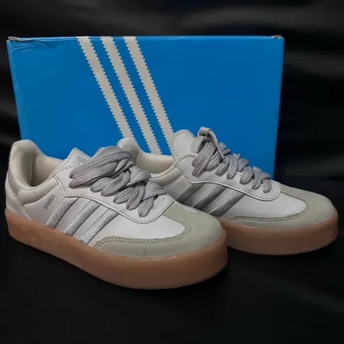 Tênis adidas 